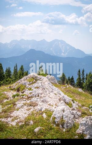 Vue depuis la montagne Hochobir en Carinthie, en Autriche, jusqu'aux Alpes Kamnik–Savinja en Slovénie lors d'une journée d'été ensoleillée Banque D'Images