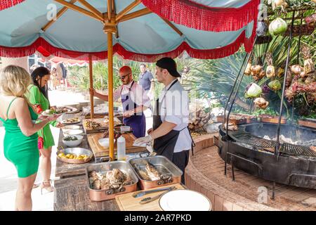 Miami Beach Florida,Collins Avenue,quartier de Faena,quartier culturel,Hôtel Faena,hôtel de luxe cinq étoiles,bar restaurant côté piscine,buffet de course extérieur Banque D'Images