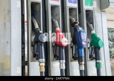 Pistolets de ravitaillement installés dans le nid, colonne de carburant pour le transport automobile, station de service Banque D'Images