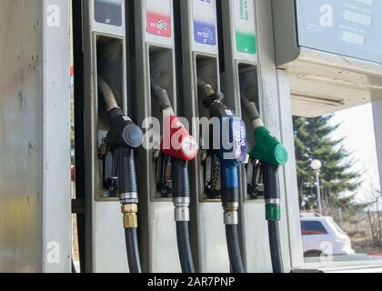 Pistolets de ravitaillement installés dans le nid, colonne de carburant pour le transport automobile, station de service Banque D'Images