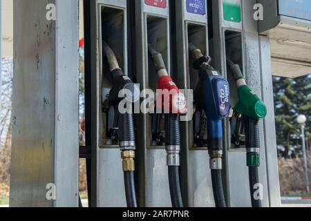 Pistolets de ravitaillement installés dans le nid, colonne de carburant pour le transport automobile, station de service Banque D'Images