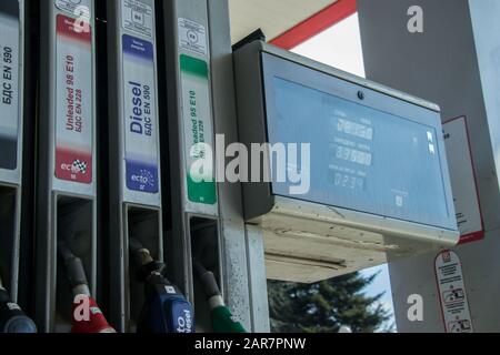 Pistolets de ravitaillement installés dans le nid, colonne de carburant pour le transport automobile, station de service Banque D'Images