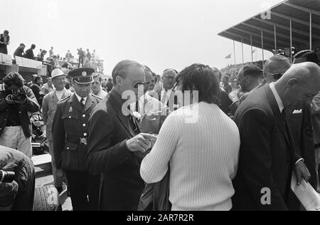 Grand Prix van Nederland 1969 Formule I à Zandvoort Prins Bernhard en conversation avec un chauffeur Date: 21 juin 1969 lieu: Noord-Holland, Zandvoort mots clés: Pilotes de voiture, courses automobiles, prinssen Nom personnel : Bernhard, prince Banque D'Images