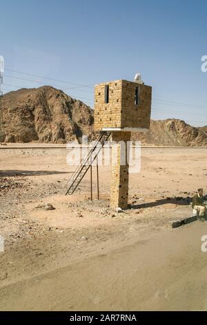 Louxor; Afrique; Egypte; poste de garde militaire sur la route de Louxor. Banque D'Images