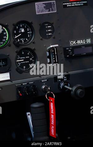 Cockpit d'un petit avion électrique ok-wau 08, Prague, Tchéquie, novembre 2019 Banque D'Images