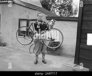 Kees Broekman en vélo à la Norvège Annotation: Skater Date: 19 septembre 1949 mots clés: Bicyclettes, patineurs Nom personnel: Broekman, Kees Banque D'Images