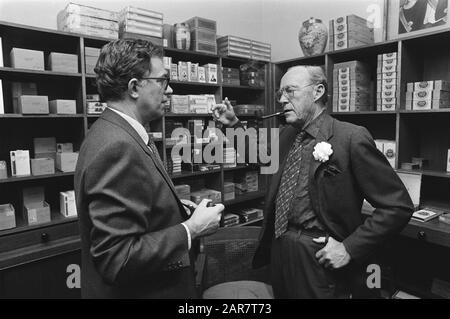 Prins Bernhard goûte le nouveau tabac à pipe dans la célèbre maison de tabac et de cigares Hajenius à Amsterdam Date: 22 novembre 1984 lieu: Amsterdam, Noord-Holland mots clés: TOBACK-, pipes, princes Nom personnel: Bernhard (prince Pays-Bas), Hajenius, Mulisch, Harry Banque D'Images