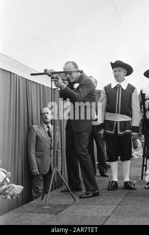 Ouverture par le prince Bernhard du bureau de Hagemeyer NV à Naarden Prins Bernhard réalise l'ouverture avec un coup de feu de l'arbalète Date: 17 juin 1975 lieu: Naarden, Noord-Holland mots clés: Arbalètes, ouvertures, princes Nom personnel: Bernhard, prince (1911-2004) Banque D'Images