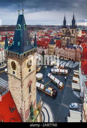 Prague, République tchèque - vue aérienne de la place de la Vieille Ville à l'heure de Noël avec la tour de la Vieille Ville, l'église notre-Dame avant Tyn, toits rouges an Banque D'Images