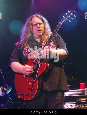 2 septembre : Warren Haynes de Allman Brothers Band se produit à l'amphithéâtre Lakewood à Atlanta, en Géorgie, le 2 septembre 2002. Crédit: Chris McKay / MediaPunch Banque D'Images