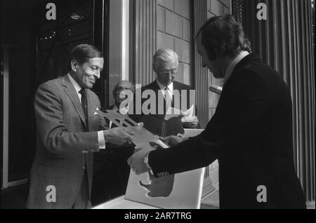 Le prince Claus a restauré Schaep en Burgh à S-Graveland, un nouvel hébergement pour Ned. Loin. Conservation Natuurmonumenten; réception Date: 1 octobre 1975 lieu: S-Graveland, Noord-Holland mots clés: Reçus Nom personnel: Claus, prince Nom de l'institution: Natuurmonumenten Banque D'Images