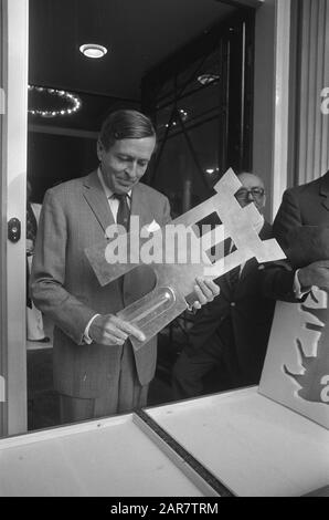 Le prince Claus a restauré Schaep en Burgh à 's-Graveland, un nouvel hébergement pour Ned. Loin. Conservation Natuurmonumenten; sundial Date: 1 octobre 1975 lieu: S-Graveland, Noord-Holland Nom personnel: Claus, prince Nom institutionnel: Natuurmonumenten Banque D'Images