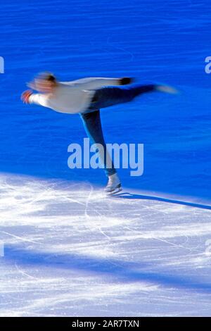 Patineuse amateur de figurine de glace pratiquant des sauts sur une patinoire extérieure Banque D'Images