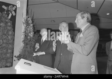 Le prince Claus ouvre le nouveau siège de Rabobank à Utrecht Date: 12 septembre 1984 lieu: Utrecht mots clés: Ouvertures Nom personnel: Claus, prince Nom de l'institution: Rabobank Banque D'Images