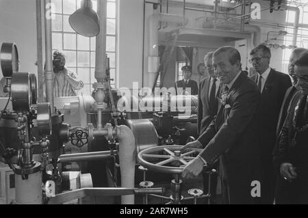 Le prince Claus ouvre une station de pompage de vapeur restaurée du XIXe siècle en tant que musée à Halfweg Date : 10 juin 1987 lieu : à mi-chemin mots clés : musées, ouvertures, princes Nom personnel : Claus, prince Banque D'Images