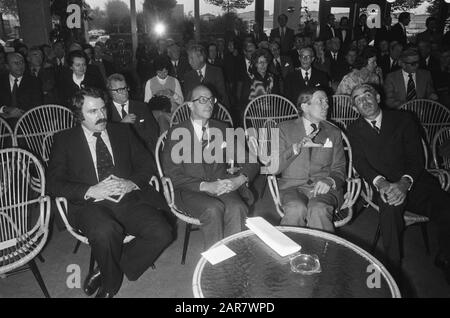 Prins Claus ouvre une nouvelle école portuaire et de transport à Rotterdam; a.d. avec le maire Van der Louw Date: 27 octobre 1975 lieu: Rotterdam, Zuid-Holland mots clés: Maires, ouvertures, princes, écoles Nom personnel: Claus, prince Banque D'Images