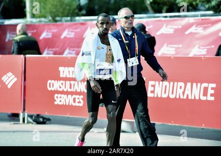 Chicago, Illinois, États-Unis. Bashir Abdi, de Belgique, vient de terminer en cinquième place au Marathon de Chicago 2019 avec un responsable de course. Banque D'Images