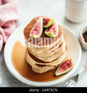 Pile de crêpes avec figues et sirop sur la plaque. Composition carrée Banque D'Images