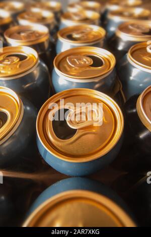 Boîtes de bière ouvertes sur parquet. Grand angle Banque D'Images