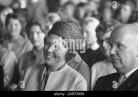 Princesse Beatrix visite le festival des jeunes Velp, princesse rires Date: 28 août 1962 lieu: Gueldre, Velp mots clés: Festivals, jeunesse, maison royale, princesses Nom personnel: Beatrix , princesse Banque D'Images