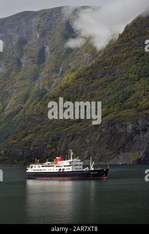 La PRINCESSE Hebridée est au point d'ancrage de FLAM, AURLANDSFJORDEN, NORVÈGE Banque D'Images