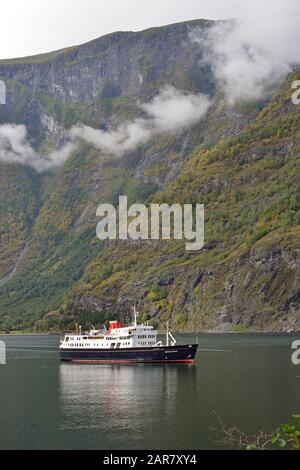 La PRINCESSE Hebridée est au point d'ancrage de FLAM, AURLANDSFJORDEN, NORVÈGE Banque D'Images