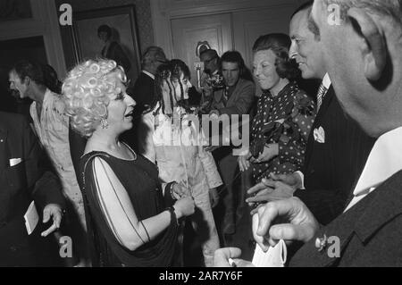 Holland-Festival 1972 à la Haye la princesse Beatrix et le prince Claus au Royal Theatre en conversation avec des membres de la compagnie de ballet du chorégraphe Rudi van Dantzig Annotation: Sujet spectacle ballet Après viage du Ballet national. Prince Claus en conversation avec la chanteuse Cathy Berberian Date: 15 juin 1972 lieu: La Haye, Zuid-Holland mots clés: Ballet, danseurs, festivals, princesses, princesses, théâtres Nom personnel: Beatrix (princesse de couronne Pays-Bas), Berberian, Cathy, Claus (prince Pays-Bas) Nom de l'institution: Holland Festival Banque D'Images