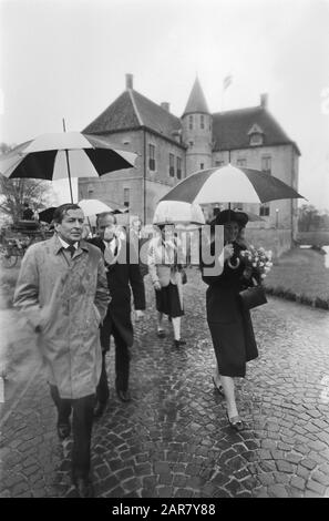 Princess Beatrix et Prince Claus ouvrent le château de Vorden comme hôtel de ville de Vorden; Beatrix et Claus voient la nouvelle mairie dans la pluie Date: 12 mai 1978 lieu: Gelderland, Vorden mots clés: Mairie, ouvertures Nom personnel: Beatrix, princesse, Claus, prince Banque D'Images