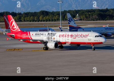 Antalya / TURQUIE - 24 JANVIER 2020: Airbus A 321 d'atlas global conduit à l'aéroport d'Antalya, Turquie. Banque D'Images