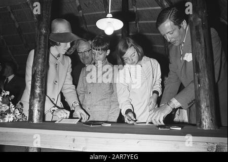 Princess Beatrix et Prince Claus Open National Agricultural event Flevohof in Flevopolder Princess Beatrix et prince Claus put stamps Date: 21 mai 1971 lieu: Biddinghuizen, Dronten, Flevoland mots clés: Enfants, agriculture, événements, ouvertures, princesses, expositions Nom personnel: Beatrix Crown (princesse Pays-Bas), Claus (prince Pays-Bas) Banque D'Images