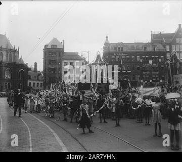 Abdication Reine Wilhelmina/Inauguration De La Reine Juliana Inauguration Reine Juliana. Défilé De Groupes de jeunes sur le barrage de la semaine de vacances. Date: Septembre 1948 lieu: Amsterdam, Noord-Holland mots clés: Inaugurations, jeunes, maison royale Banque D'Images