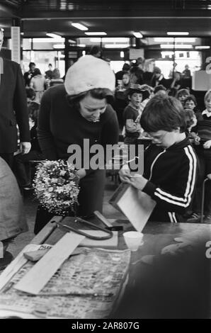 Princess Beatrix ouvre un centre commercial de quartier et un complexe scolaire Waldervaart à Schagen; Schagen Date: 28 avril 1978 lieu: Noord-Holland, Schagen mots clés: Ouvertures, princesses, écoles, centres commerciaux Nom personnel: Beatrix, princesse Banque D'Images