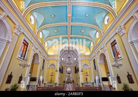 Vue intérieure de l’Église du Saint-Laurent, construite au milieu du XVIe siècle. Macao, Chine. Banque D'Images