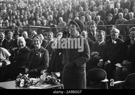 La princesse Christina ouvre le stade de glace Thialf à Heerenveen. La princesse Christina souffle sur le sifflet Annotation: Gauche avec le maire de la chaîne H. Huisman van Heerenveen Date: 14 octobre 1967 lieu: Friesland, Heerenveen Nom personnel: Christina (princesse Pays-Bas) Banque D'Images