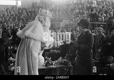 La princesse Christina ouvre le stade de glace Thialf à Heerenveen. De Thialf King (IJskking) M. A.D. Leenis a remis une copie argentée du sifflet à la princesse Date: 14 octobre 1967 lieu: Frise, Heerenveen mots clés: IJSSTADIONS, Ouvertures, offres, princesses Nom personnel: Christina (princesse Pays-Bas), Leenis, A.D. Banque D'Images