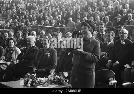 La princesse Christina ouvre le stade de glace Thialf à Heerenveen. La princesse Christina souffle sur le sifflet Annotation: Gauche avec le maire de la chaîne H. Huisman van Heerenveen Date: 14 octobre 1967 lieu: Friesland, Heerenveen Nom personnel: Christina (princesse Pays-Bas) Banque D'Images