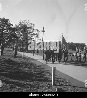 Armée [Armée] Anefo London Series Princess Irene Brigade. Une marche s'adapte; la bannière de la brigade devant. Un défilé, la bannière de la brigade à l'avant. Annotation: Ancienne numérisation en miroir Date: 1942 lieu: Grande-Bretagne mots clés: Camps, armée, parades, soldats, seconde Guerre mondiale Banque D'Images