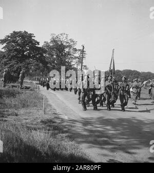 Armée [Army] Anefo London series Princess Irene Brigade.11.A march s'adapte. Devant les couleurs de la Brigade. Les marins (en arrière-plan) s'échappèrent de Java et sont formés en Angleterre maintenant. Marching, devant, la bannière de la brigade. Les marins en arrière-plan s'échappèrent de Java et reçoivent maintenant une formation en Angleterre Annotation: En arrière-plan un détachement de la Marine royale Date: Août 1943 lieu: Grande-Bretagne mots clés: Armée, marches, soldats, seconde Guerre mondiale Banque D'Images