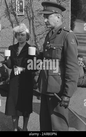 Armée [Army] Anefo London Series Princess Irene Brigade: The Bde Cdr. Aime une tasse de thé pendant la présentation d'un canteencar à La princesse Irene De Bde. Le commandant de brigade [Colonel A.C. de Ruyter van Scheveninck] aime une tasse de thé lors de la présentation d'un chariot de cantine pour la Brigade princesse Irene Date : juillet 1943 lieu : Grande-Bretagne mots clés : armée, officiers, soldats, seconde Guerre mondiale Nom personnel : Irene, princesse Banque D'Images