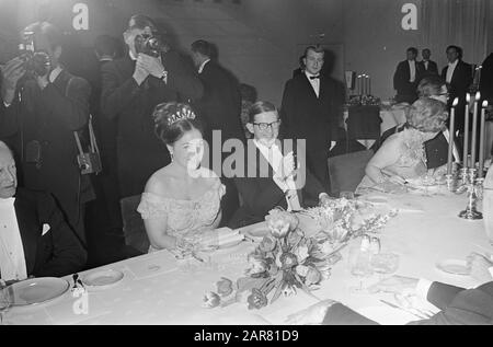 Dîner à l'hôtel Gooiland, dans le cadre du 30ème anniversaire du mariage de la Reine Juliana et du Prince Bernhard Princess Margriet et m. Pieter van Vollenhoven à la table du dîner Annotation: Il y avait aussi de nombreux invités pour le prochain mariage de la princesse Margriet et de M. Pieter van Vollenhoven Date: 7 janvier 1967 lieu: Hilversum mots clés: Dîners, hôtels, mariages Nom personnel: Margriet (princesse Pays-Bas), Vollenhoven, Pieter van Banque D'Images