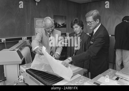 La princesse Margriet et m.. Pieter van Vollenhoven invité à KNMI à de Bilt; Princess Margriet et mr. Le météorologue en chef Pieter Vinke durant la tournée/Date: 28 juin 1987 mots clés: Princesse, tours Nom personnel: KNMI, Margriet, princesse, M. Pieter Banque D'Images
