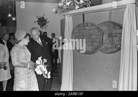 La princesse Margriet ouvre l'hôpital RK Saint Franciscushof à Raalte la princesse Margriet dévoile une plaque Annotation: En 2008, l'hôpital psychiatrique est fermé et entre-temps le bâtiment a été démoli (printemps 2009). Source: www.destentor.nl, 7 juin 2008, article: Franciscushof in Raalte close, Zwolle ouvre la porte Date: 20 juin 1967 lieu: Overijssel, Raalte mots clés: Révélations, ouvertures, princesses, hôpitaux psychiatriques Nom personnel: Margriet, princesse, Marijke, princesse Banque D'Images