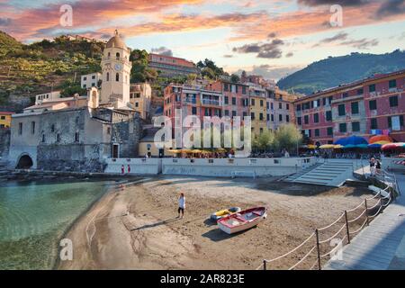 Vernazza, Italie- Septembre 18, 2018 : Avis de la ville dans la mer Ligure de l'ancienne et typique village des Cinque Terre en été Banque D'Images