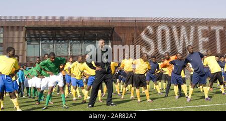 Johannesburg, AFRIQUE DU SUD. 27 juin 2010. Kobe Bryant, 41 ans, meurt en collision d'hélicoptère à Calabasas, Californie aujourd'hui dimanche 26 janvier 2020.Kobe Bryant s'adresse aux enfants de la communauté de Soweto pour participer à la visite du Football Training Facility qui donnera à 20 000 jeunes footballeurs la chance de développer leur talent de football tout en ayant également accès à l'éducation sur le VIH/SIDA par le biais de programmes de formation sur la vie de football 27 Juin 2010. ARMANDO ARORIZO/PI. Crédit: Armando Arorizo/Pi/Prensa Internacional/Zuma Wire/Alay Live News Banque D'Images