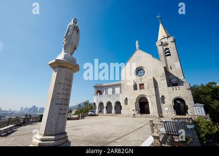 Statue de la Vierge devant l'église Notre Dame de Penha, au sommet de la colline de Penha. Macao, Chine. Banque D'Images