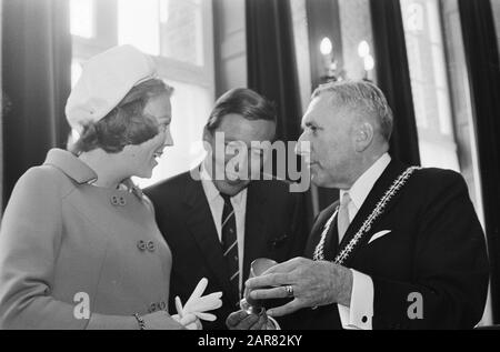 La princesse Beatrix et le prince Claus ont mis le Willem-Alexanderhaven à Roermond en utilisant des princesses, des princes, des maires, Beatrix, une princesse, Claus, le prince, Höppener, R.G.A. Date: 16 juin 1967 lieu: Limbourg, Roermond mots clés: Maires, princes, princesses Nom personnel: Beatrix, princesse, Claus, prince, Höppener, R.A. Banque D'Images