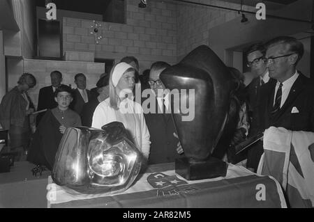 La princesse Marie Astrid du Luxembourg a ouvert une exposition Benelux à Madurodam. La Princesse à deux plastiques Date: 14 juin 1968 lieu: La Haye, Zuid-Holland mots clés: PLASTIKES, princesses Nom de l'institution: Madurodam Banque D'Images