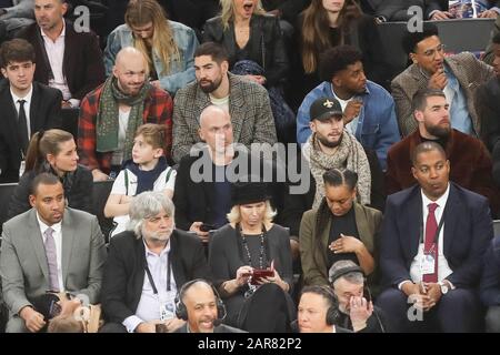 Thierry Omeyer , Vincent Gerard , Nicolas Karabatic et Luka Karabatic lors du match de basket-ball NBA Paris Game 2020 entre Milwaukee Bucks et Charlotte Hornets le 24 janvier 2020 à l'AccorHotels Arena de Paris, France - photo Laurent Lairys / DPPI Banque D'Images