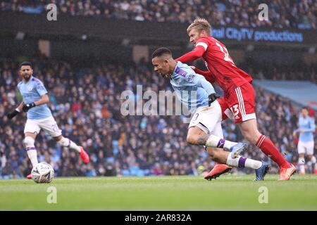 Manchester, Royaume-Uni. 26 janvier 2020. Gabriel Jesus de Manchester City est fouillé par Tim Ream de Fulham et remporte une pénalité lors du match de la FA Cup entre Manchester City et Fulham au stade Etihad, Manchester, dimanche 26 janvier 2020. (Crédit: Tim Markland | MI News) la photographie ne peut être utilisée qu'à des fins de rédaction de journaux et/ou de magazines, licence requise à des fins commerciales crédit: Mi News & Sport /Alay Live News Banque D'Images