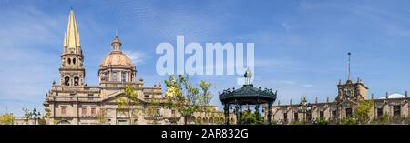 La cathédrale de Guadalajara et le Parroquia el M. Snario Metropolitano, contre un ciel bleu, vu de la Plaza de Armas, dans l'état mexicain de Ja Banque D'Images